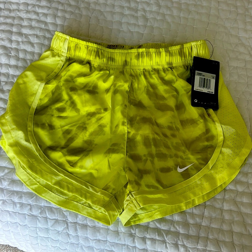 New women’s running NiKE shorts. Size XS. Dry -Fit.